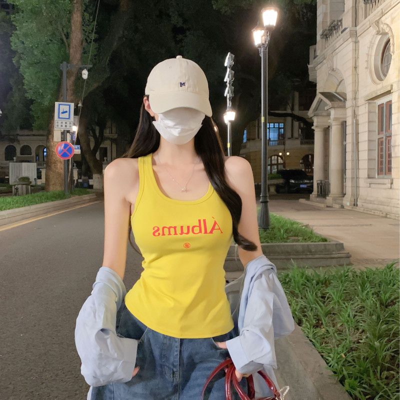 여성 여름 슬림핏 블랙 레터 프린트 U넥 캐미솔 나시티 시원한 착용감 데일리룩 이너나시 활용도 높은 레이어드 스타일링 - 상품 이미지