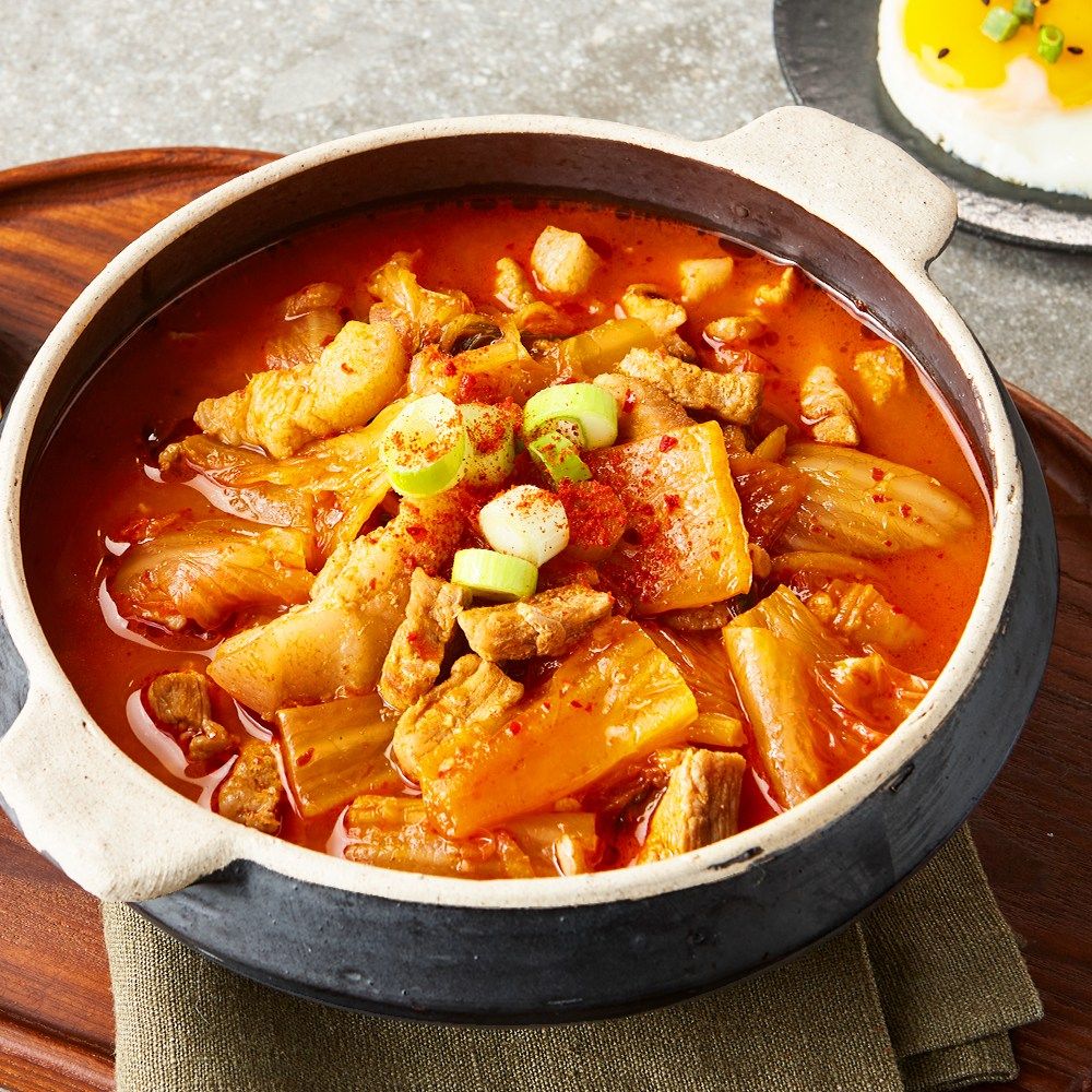 간편 한끼국 부뚜막에서 끓인 듯! 구수한 김치찌개 밀키트 - 메인 이미지