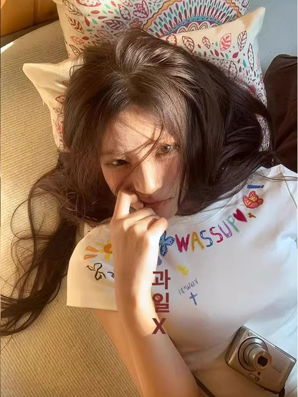 여성 화이트 그래피티 프린트 반팔 여름 신상 슬림핏 화이트 S - 상세 이미지 3
