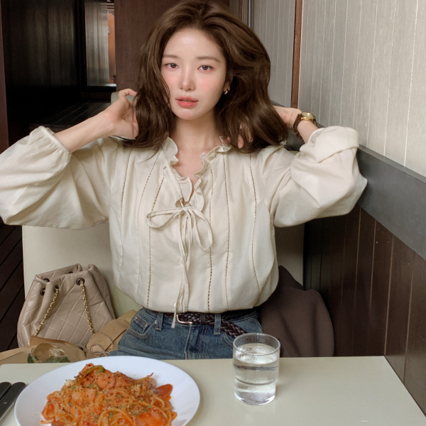 리본 스트랩 프릴 레이스 긴팔 블라우스 bs8458 - 상품 이미지