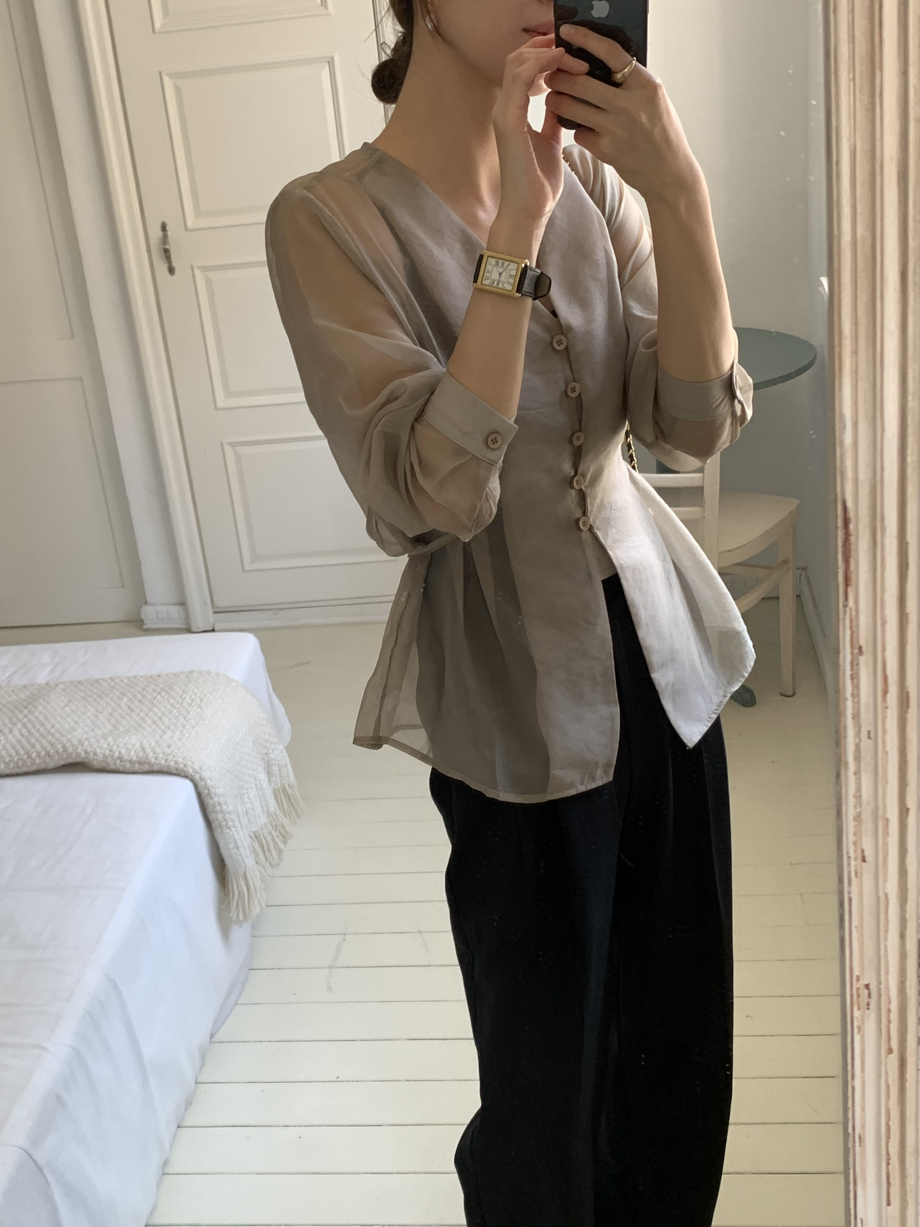 크로즈 브이넥 시스루 하객룩 블라우스 - 상품 이미지