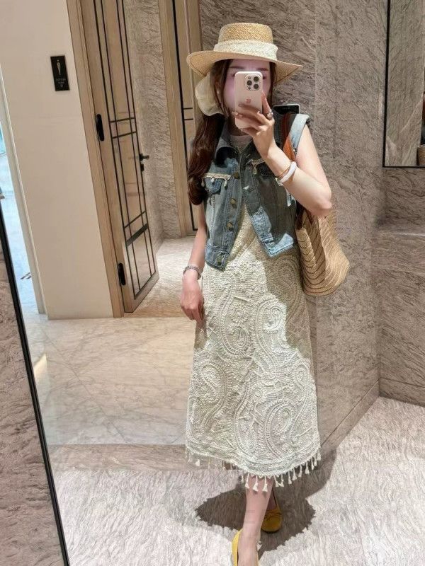 보헤미안 스타일 데님 조끼 여성 오버핏 청자켓 겨울 아우터 트렌디한 디자인 태슬 디테일 캐주얼한 착용감 레이어드 코디 활용도 높은 패션 아이템 - 상세 이미지 4