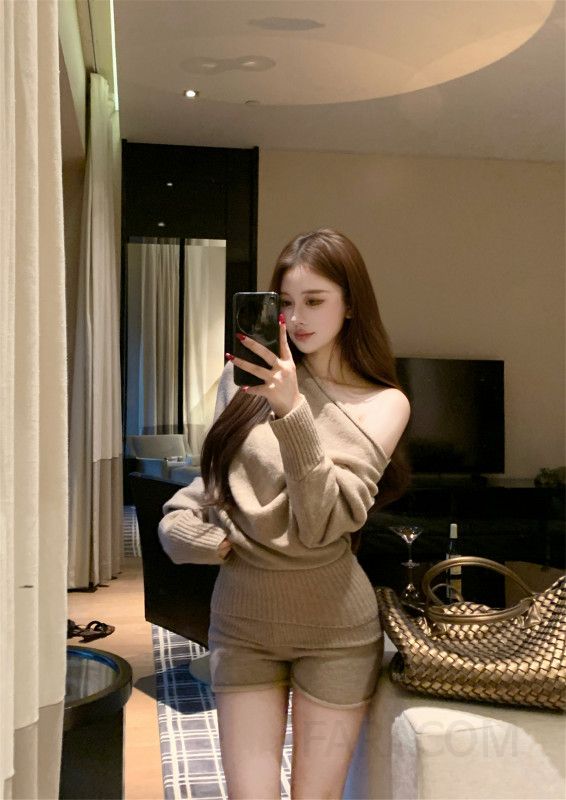 여성 가을 겨울 니트 투피스 세트 고급스러운 착용감의 스웨터와 반바지로 이루어진 세련된 캐주얼 스타일 데일리룩 편안한 외출용 의상 - 상세 이미지 2