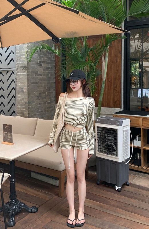 여성용 블랙앤화이트 스트라이프 긴팔 오프숄더 탑과 편안한 면 반바지 세트 데일리 공항룩 스타일로 가볍고 편안한 착용감이 특징인 트레이닝복 - 상세 이미지 2