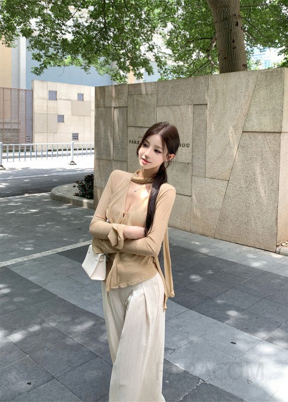 여성 루즈핏 V넥 티셔츠와 린넨 와이드 팬츠 세트 가을 데일리 스타일 긴팔 편안한 착용감 외출용 캐주얼 탑 - 상세 이미지 4