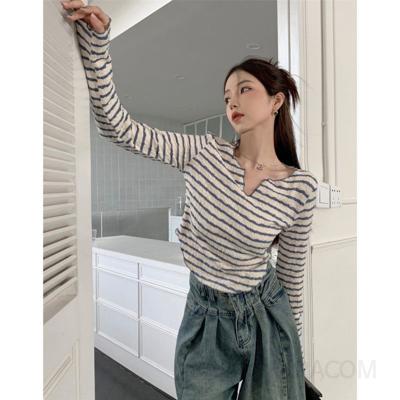 여성 스트라이프 긴팔 티셔츠 가을 데일리룩 V넥 러플 디자인 캐주얼 스타일 코디 다양한 색상으로 멋스러운 착용감 - 상세 이미지 4