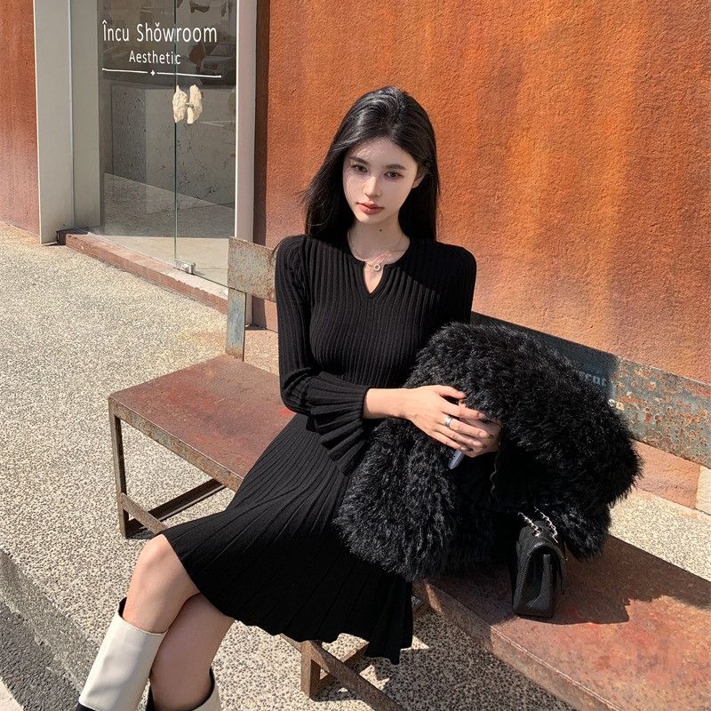가을 여성용 슬림핏 미니 니트원피스 긴팔 브이넥 스타일 우아한 디자인 이너웨어 및 아우터웨어로 활용 가능한 편안한 착용감의 - 메인 이미지