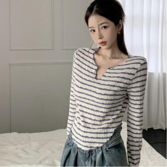 여성 스트라이프 긴팔 티셔츠 가을 데일리룩 V넥 러플 디자인 캐주얼 스타일 코디 다양한 색상으로 멋스러운 착용감 - 상품 이미지