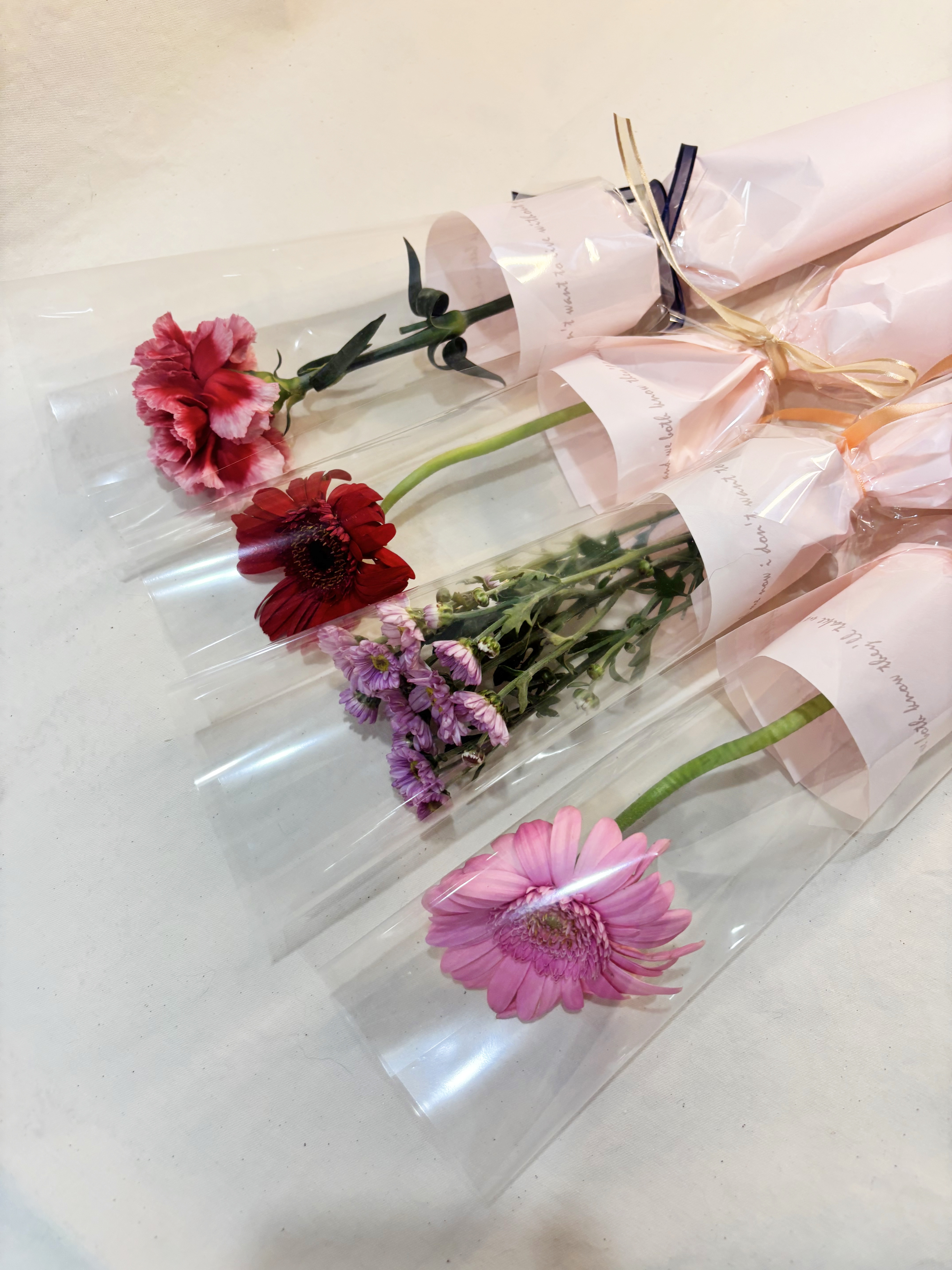 오묘한꽃집 한송이 꽃다발 거베라 카네이션 장미 소국 생화 미니 단체꽃 어린이집 유치원 - 상품 이미지