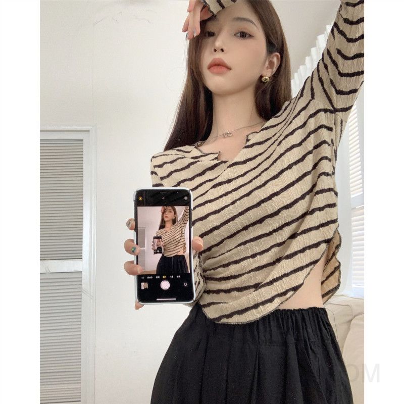 여성 스트라이프 긴팔 티셔츠 가을 데일리룩 V넥 러플 디자인 캐주얼 스타일 코디 다양한 색상으로 멋스러운 착용감 - 상세 이미지 3