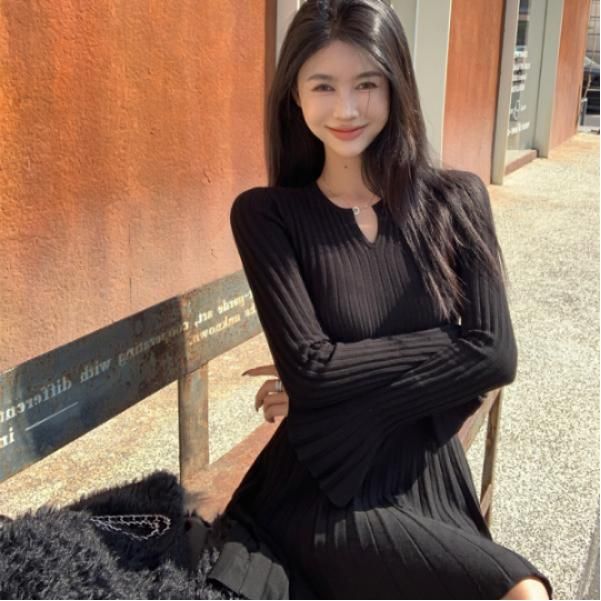 가을 여성용 슬림핏 미니 니트원피스 긴팔 브이넥 스타일 우아한 디자인 이너웨어 및 아우터웨어로 활용 가능한 편안한 착용감의 - 상세 이미지 3