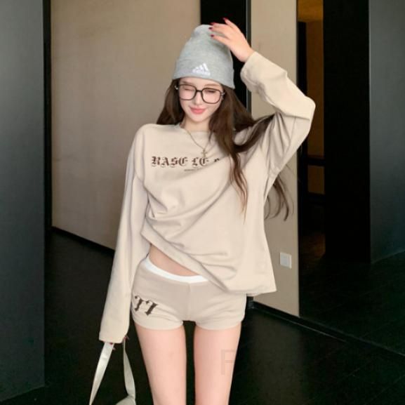 여성 캐주얼 벨벳 트레이닝 세트 공항룩 스타일 초가을용 루즈핏 상하의 편안한 착용감과 트렌디한 디자인의 면 소재로 멋스러운 외출복 - 메인 이미지