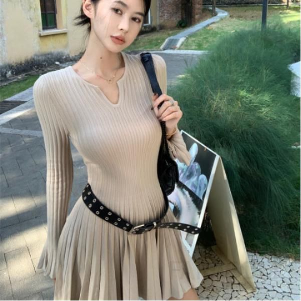 가을 여성용 슬림핏 미니 니트원피스 긴팔 브이넥 스타일 우아한 디자인 이너웨어 및 아우터웨어로 활용 가능한 편안한 착용감의 - 상세 이미지 4