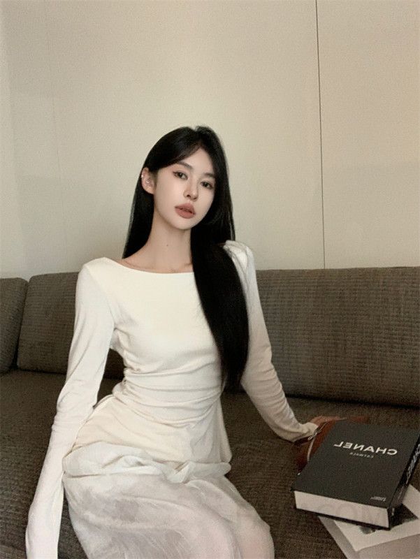 여성 긴팔 티셔츠 초가을 백레이스 디자인 레이어드 스타일 감각적인 핫걸 무드의 라운드 캐주얼하면서도 세련된 이너 바텀으로 활용 가능한 트렌디한 아이템 - 상세 이미지 2