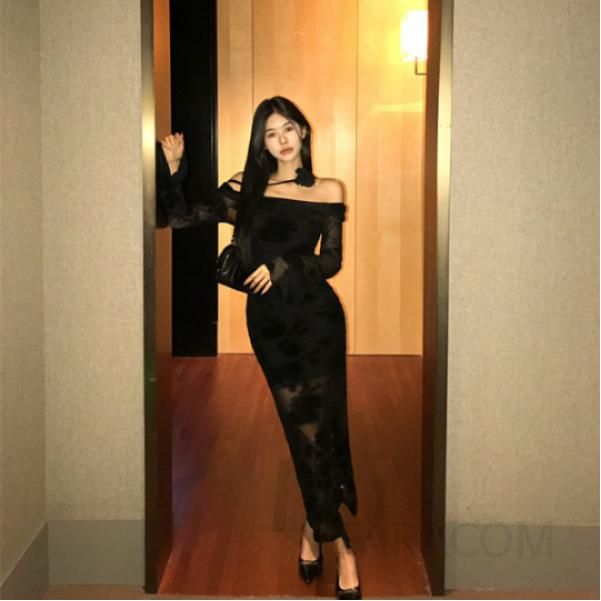 가을 여성 벨벳 슬리브 드레스 프랑스 스타일로 우아한 원숄더 디자인 가슴 패드 포함 슬림핏 드레이프 롱 원피스 데일리룩 및 파티룩으로 활용 가능 - 상품 이미지