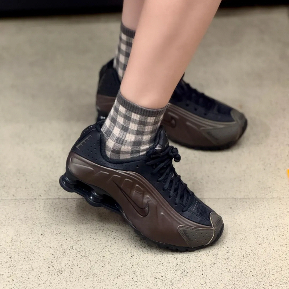 나이키 샥스 R4 오프 노이어 아이언스톤 브라운 W AR3565-007 - 상품 이미지
