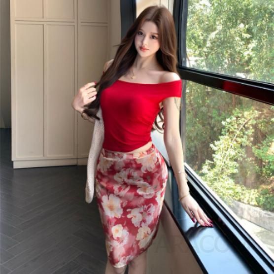 여성 트렌디한 섹시 레드 원숄더 크롭탑과 프린트 스커트 셋업 투피스 하객룩 여성투피스세트 스타일리시한 디자인으로 파티나 외출에 적합한 착용감 - 상품 이미지