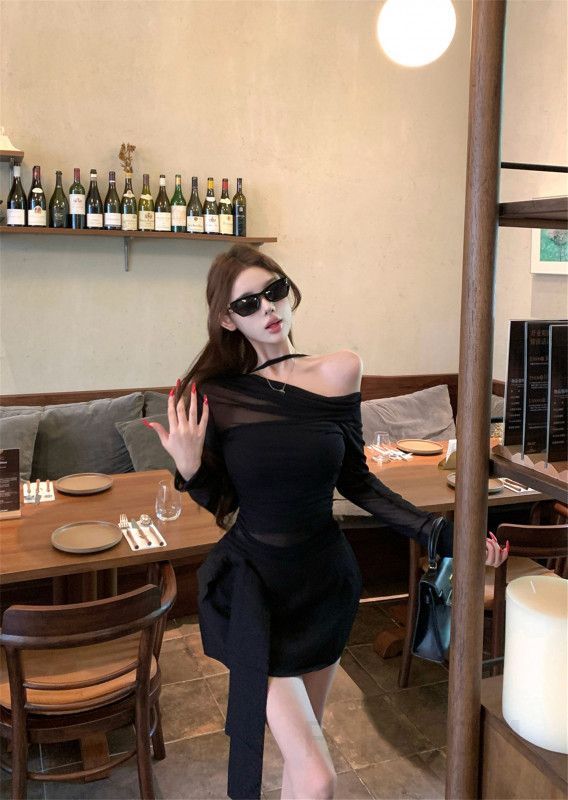 섹시한 블랙 반투명 오프숄더 투피스 세트 슬림 스커트와 셔츠 여성정장 하객룩 스타일링 초가을 패션으로 완벽한 연출 - 상세 이미지 3