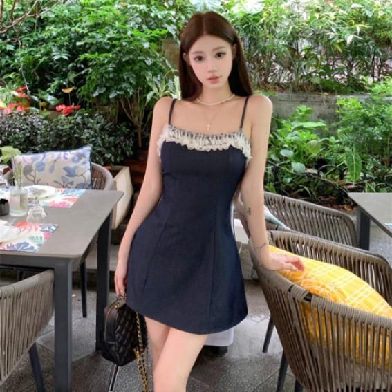 여름 바캉스룩 여성스러운 데님 레이스 서스펜더 민소매 A라인 원피스 시원한 착용감 편안한 휴가룩 스타일링 - 상품 이미지