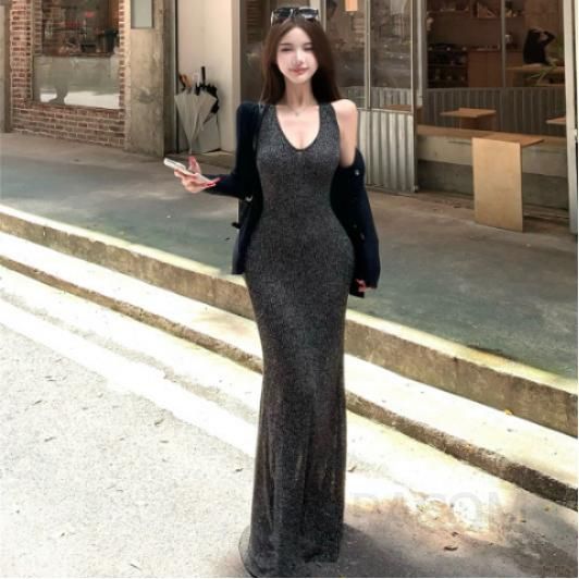 가을 슬림핏 V넥 니트 롱스커트 여성용 세련된 스타일 순면 가디건 포함 초가을 레이어드용 데일리룩 활용도 높은 원피스 추천 - 메인 이미지