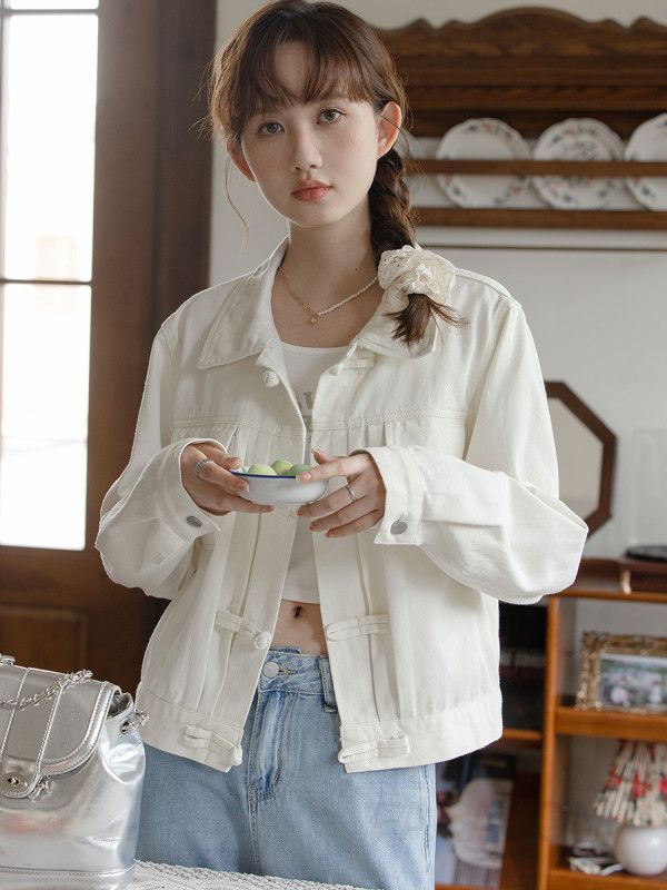 여성용 화이트 데님 숏자켓 루즈핏으로 가볍고 스타일리시한 오버핏 데일리로 활용하기 좋은 트렌디한 디자인의 캐주얼 아우터 - 상세 이미지 4