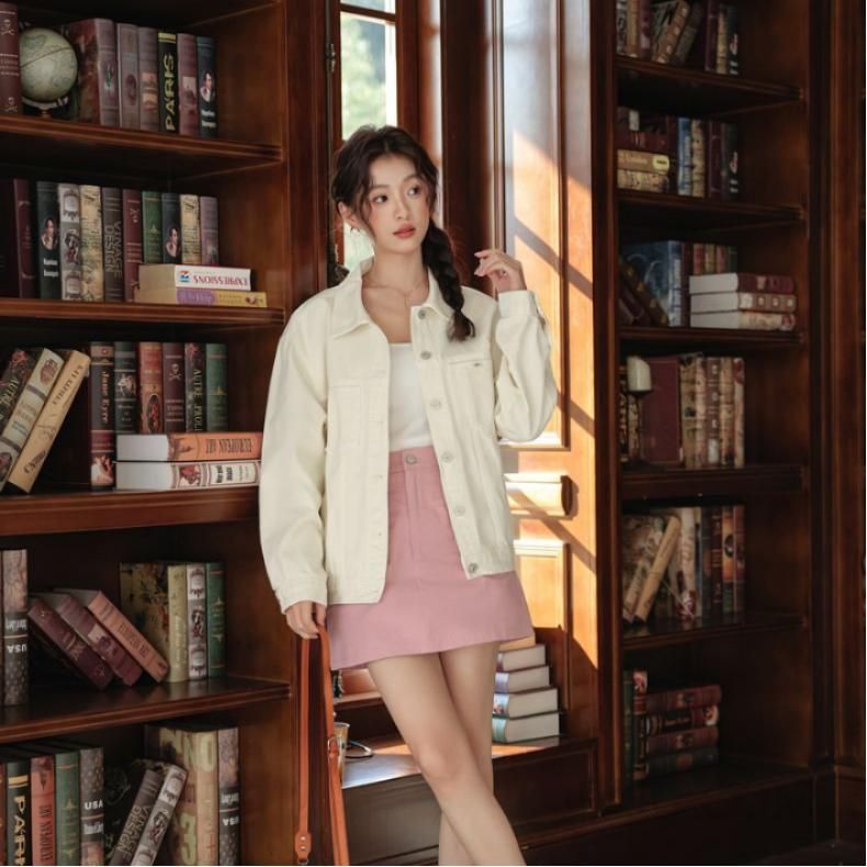 여성 루즈핏 화이트 데님 재킷 가을용 데일리 스타일링 필수템 트렌디한 디자인으로 다양한 코디 가능 청자켓 매치하기 좋은 아우터 - 상세 이미지 2