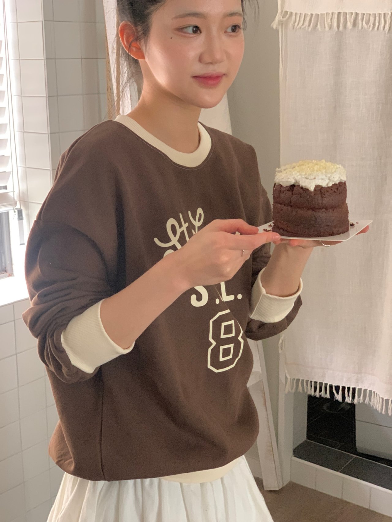 브라운당일 여자 프린팅 스텔라 세미크롭 루즈핏 배색 맨투맨 긴팔티 - 상세 이미지 5