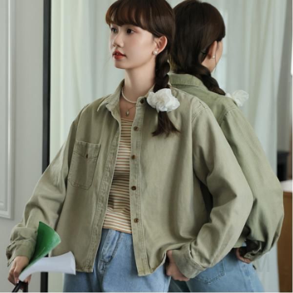 여성 루즈핏 데님 셔츠 재킷 캐주얼 스타일 가을용 워싱 청남방 올매치 긴팔 포켓 디자인으로 편안한 외출과 데일리룩에 적합한 코튼 소재 - 상품 이미지