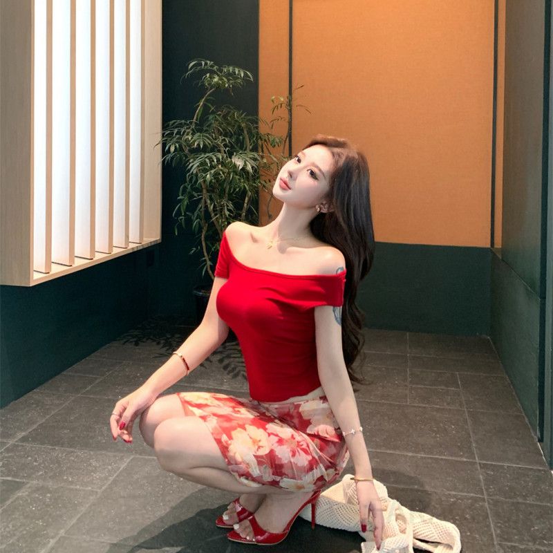 여성 트렌디한 섹시 레드 원숄더 크롭탑과 프린트 스커트 셋업 투피스 하객룩 여성투피스세트 스타일리시한 디자인으로 파티나 외출에 적합한 착용감 - 상세 이미지 5