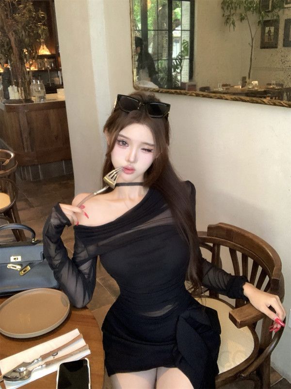 섹시한 블랙 반투명 오프숄더 투피스 세트 슬림 스커트와 셔츠 여성정장 하객룩 스타일링 초가을 패션으로 완벽한 연출 - 상세 이미지 4