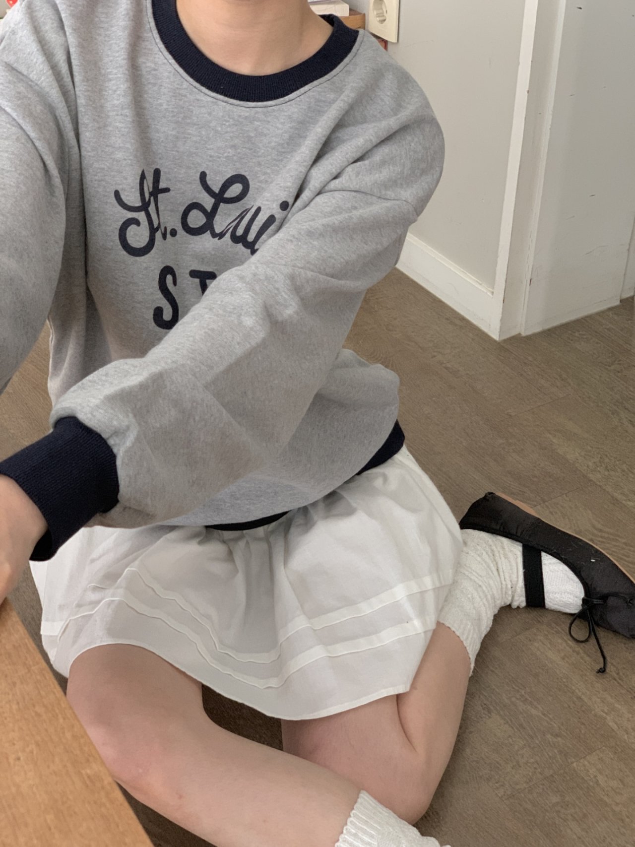 브라운당일 여자 프린팅 스텔라 세미크롭 루즈핏 배색 맨투맨 긴팔티 - 상세 이미지 2