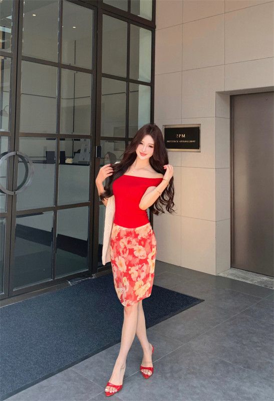 여성 트렌디한 섹시 레드 원숄더 크롭탑과 프린트 스커트 셋업 투피스 하객룩 여성투피스세트 스타일리시한 디자인으로 파티나 외출에 적합한 착용감 - 상세 이미지 2