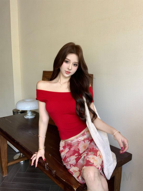 여성 트렌디한 섹시 레드 원숄더 크롭탑과 프린트 스커트 셋업 투피스 하객룩 여성투피스세트 스타일리시한 디자인으로 파티나 외출에 적합한 착용감 - 상세 이미지 3