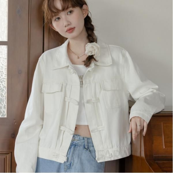 여성용 화이트 데님 숏자켓 루즈핏으로 가볍고 스타일리시한 오버핏 데일리로 활용하기 좋은 트렌디한 디자인의 캐주얼 아우터 - 메인 이미지