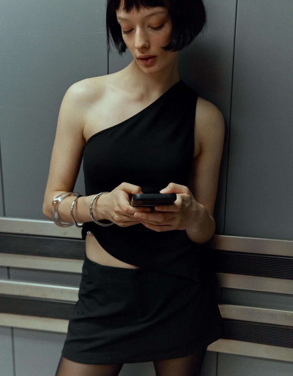 버쉬카 모던 언밸런스 원숄더 큐빅링 크롭 탑 8783/360 BLACK - 상세 이미지 4