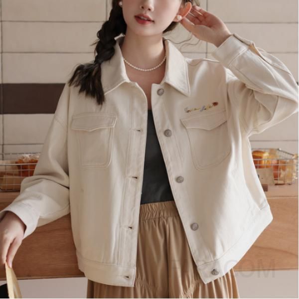 여성 루즈핏 데님 자켓 화이트 숏 기장 오버핏 청재킷 스타일 자수 디테일로 캐주얼한 매력 가을 아우터로 활용도 높은 상의 - 상품 이미지