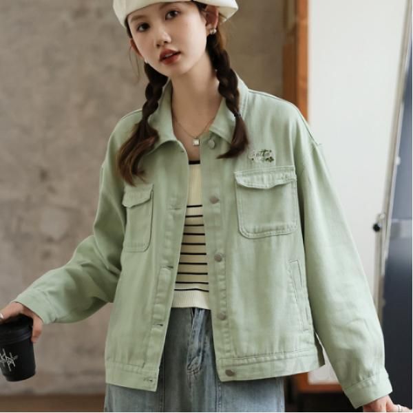 여성 루즈핏 화이트 데님 자켓 오버핏 스타일 자수 디테일 캐주얼한 가을용 아우터 다양한 코디 가능한 트렌디한 디자인