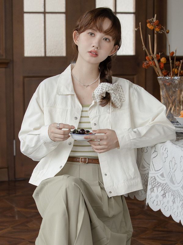 여성 데님 셔츠 재킷 스타일 워크웨어 화이트 탑 간절기용 긴팔 캐주얼한 오버핏 청자켓 가을 외출용으로 적합한 자연스러운 착용감 - 상세 이미지 3