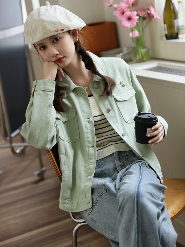 여성 루즈핏 화이트 데님 자켓 오버핏 스타일 자수 디테일 캐주얼한 가을용 아우터 다양한 코디 가능한 트렌디한 디자인 - 상세 이미지 4