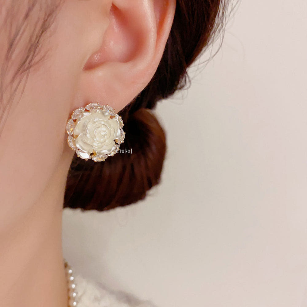 S925 화이트 카멜리아 동백꽃 귀걸이 14K 큐빅 예쁜 스터드 이어링 - 상세 이미지 3