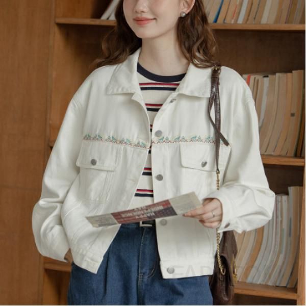 레트로 자수 화이트 데님 숏 재킷 오버핏 스타일 가을 데일리 아우터 캐주얼한 착용감과 다양한 코디 가능한 트렌디한 여성 청자켓 - 상품 이미지