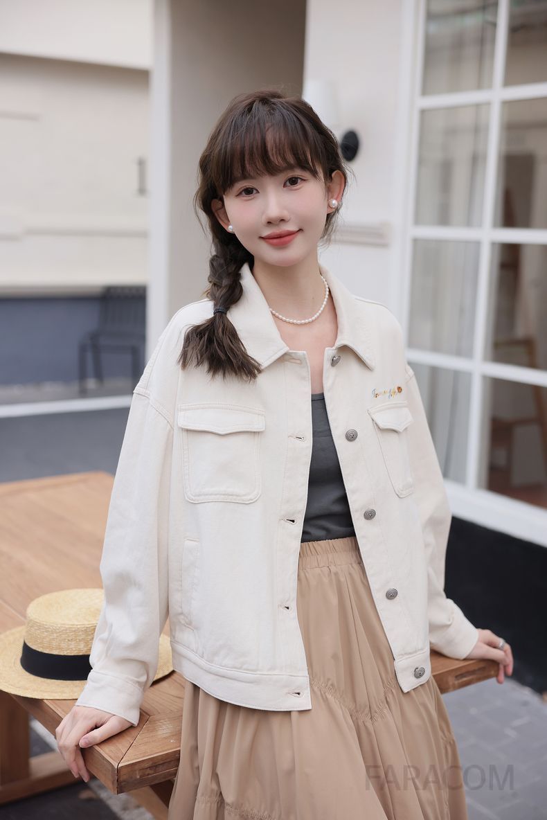 여성 루즈핏 화이트 데님 자켓 오버핏 스타일 자수 디테일 캐주얼한 가을용 아우터 다양한 코디 가능한 트렌디한 디자인 - 상세 이미지 3