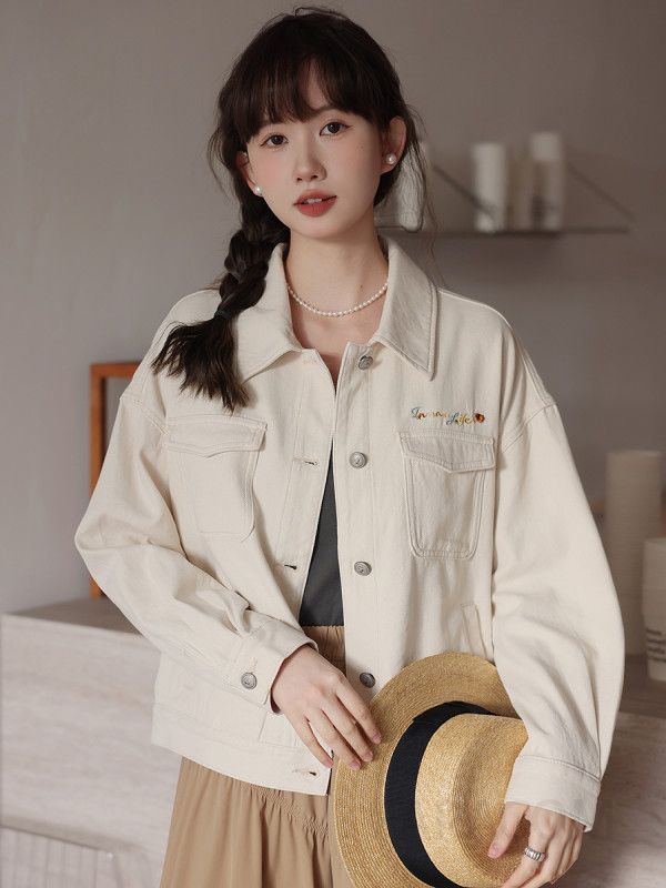여성 루즈핏 데님 자켓 화이트 숏 기장 오버핏 청재킷 스타일 자수 디테일로 캐주얼한 매력 가을 아우터로 활용도 높은 상의 - 상세 이미지 2