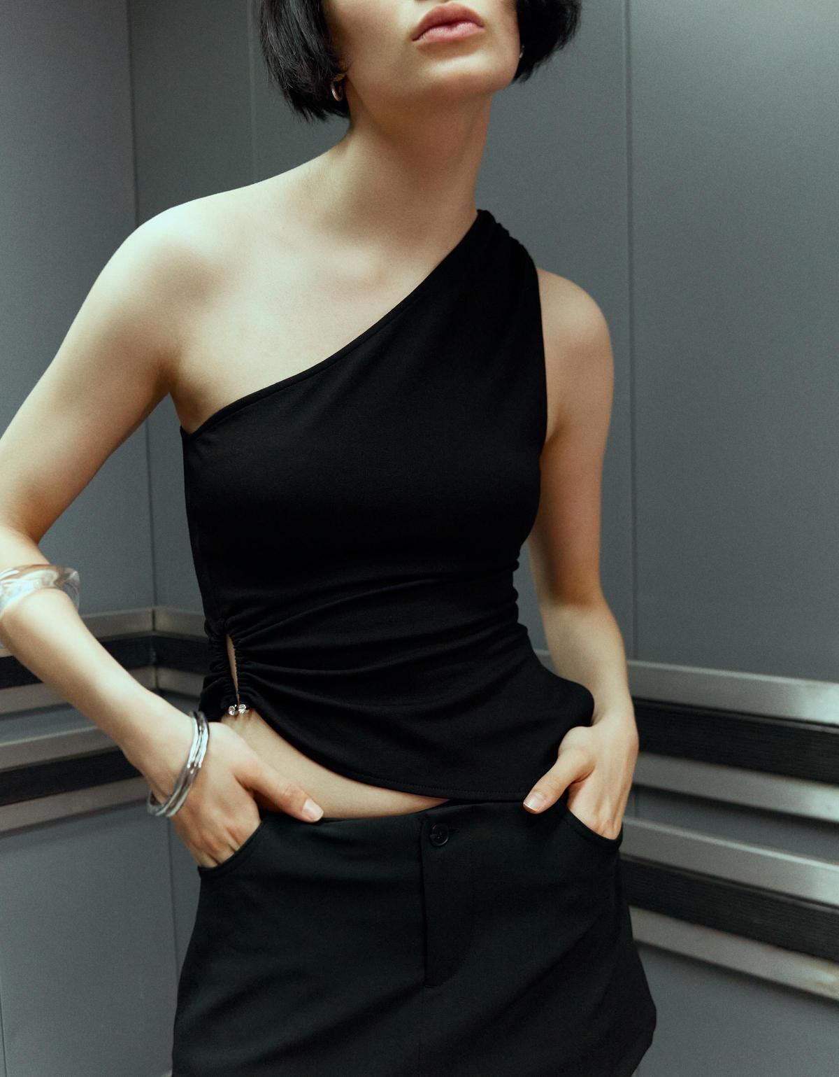 버쉬카 모던 언밸런스 원숄더 큐빅링 크롭 탑 8783/360 BLACK - 상세 이미지 2