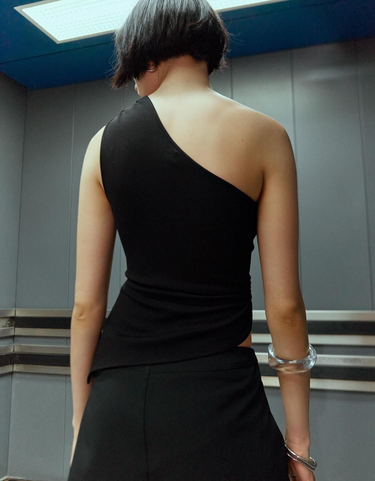 버쉬카 모던 언밸런스 원숄더 큐빅링 크롭 탑 8783/360 BLACK - 상세 이미지 3