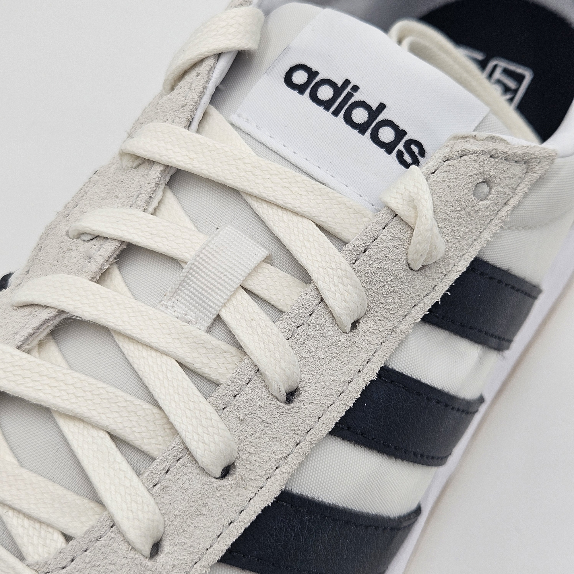 [국내매장판] 아디다스 남여공용 런닝화 데일리 슈즈 커플 중고등학생 RUN 운동화 화이트블랙(런70S), 260