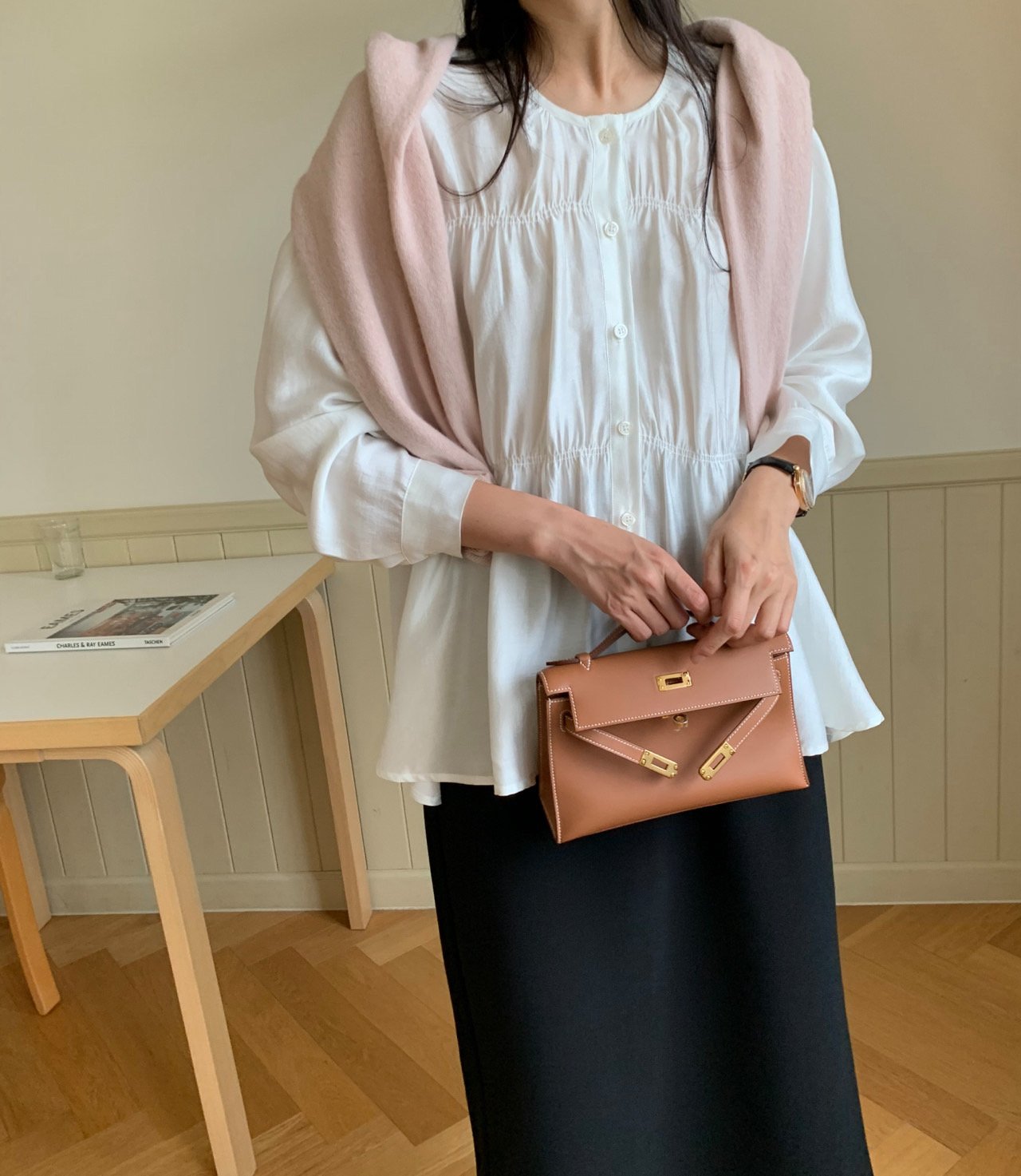 가을 럭키룸 새틴 두줄 스모크 밴딩 셔링 플레어 블라우스 학부모룩 오피스룩 - 상세 이미지 4