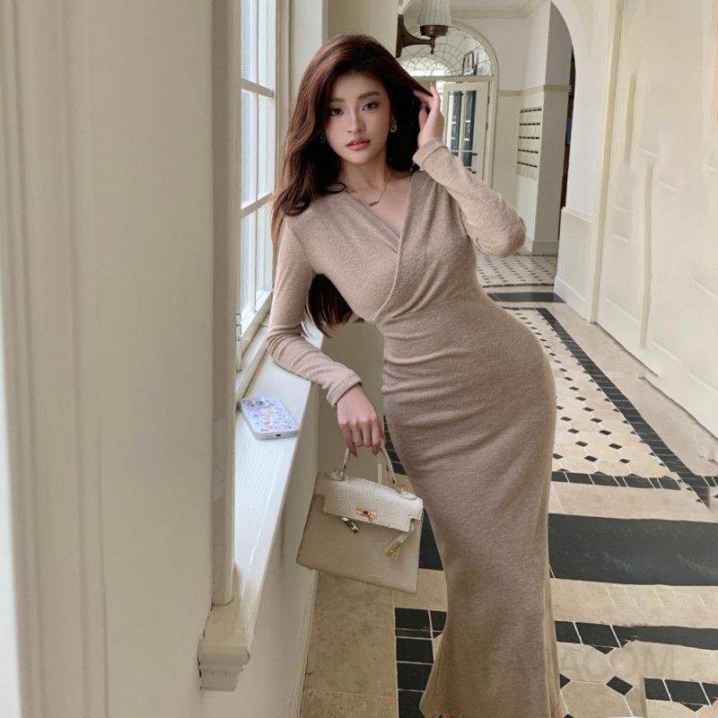 가을 겨울 벨벳 롱 스커트 원피스 슬림핏 V넥 디자인 하객룩 스타일링 여성스러운 실루엣 연출 가능한 편안한 착용감 데일리룩 활용도 높은 아이템 - 상품 이미지