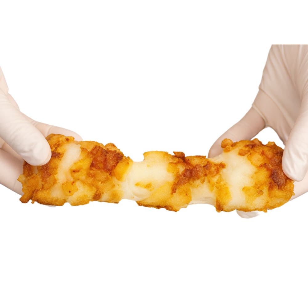 완성된 치즈스틱과 소스