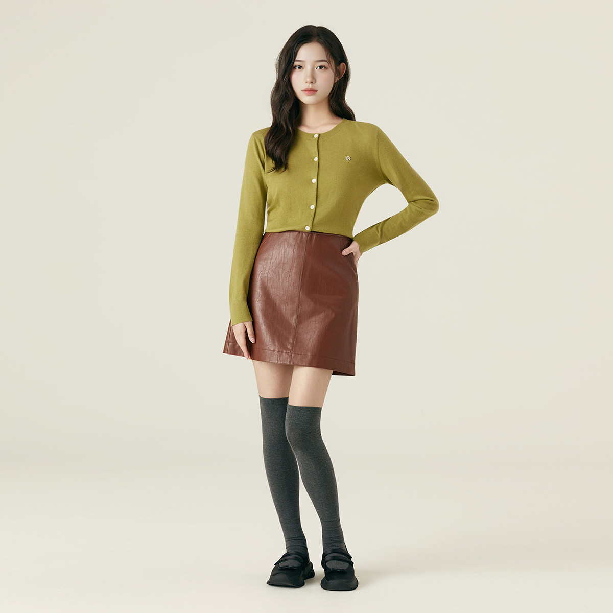 로엠 페이크 레더 미니 스커트 RMWHF4TR22 이미지 6